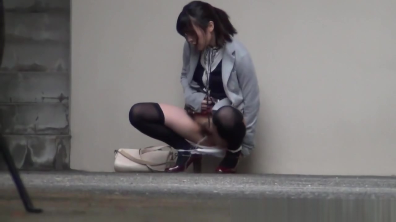 Japanese girls cannot hold pee in public pic