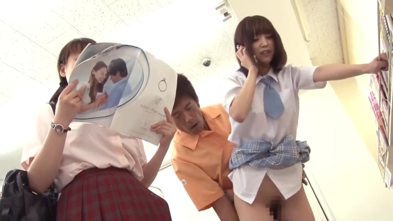 Japanese schoolgirl do not notice even if she was inserted photo