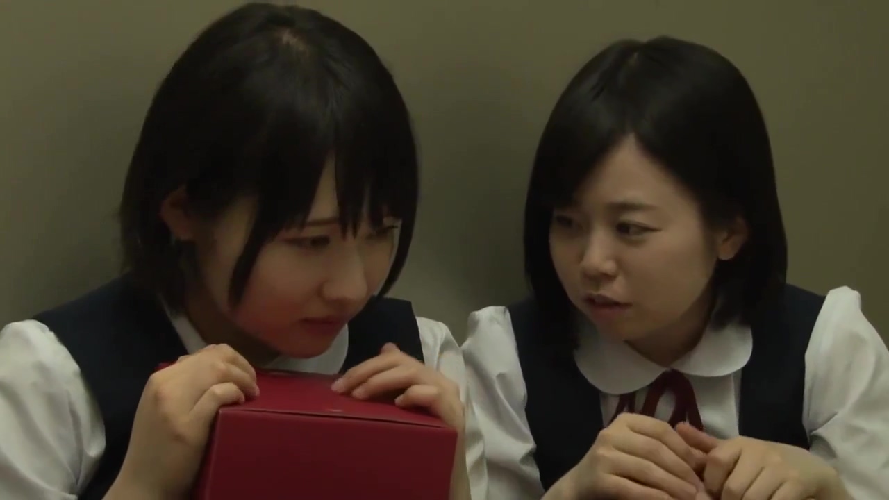 Japanese Students Stuck In Elevator bilde