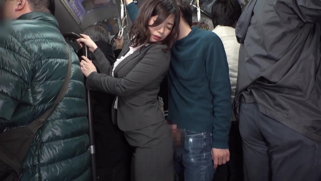B2K2903-Office Lady Mature Mother Accepting On A Crowded Bus - VJAV.com